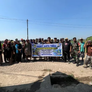 Kerja Bakti Pembersihan Saluran Irigasi, Babinsa dan Warga Tinggimae Perkuat Ketahanan Pangan