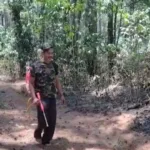 Babinsa Kodim 1409/Gowa Bersama Warga Padamkan Kebakaran Lahan di Paranglompoa