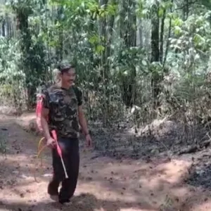 Babinsa Kodim 1409/Gowa Bersama Warga Padamkan Kebakaran Lahan di Paranglompoa