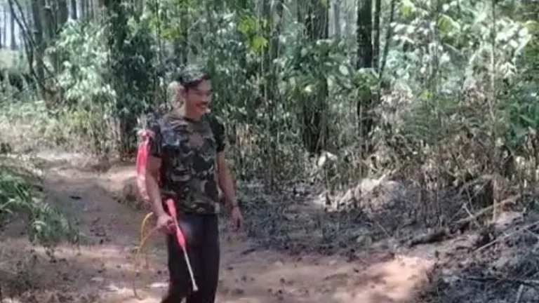 Babinsa Kodim 1409/Gowa Bersama Warga Padamkan Kebakaran Lahan di Paranglompoa