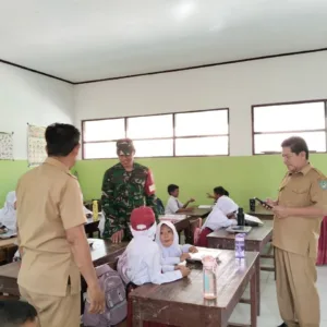 Babinsa Kawal Ketat Pendistribusian Makanan Bergizi Gratis di Gowa