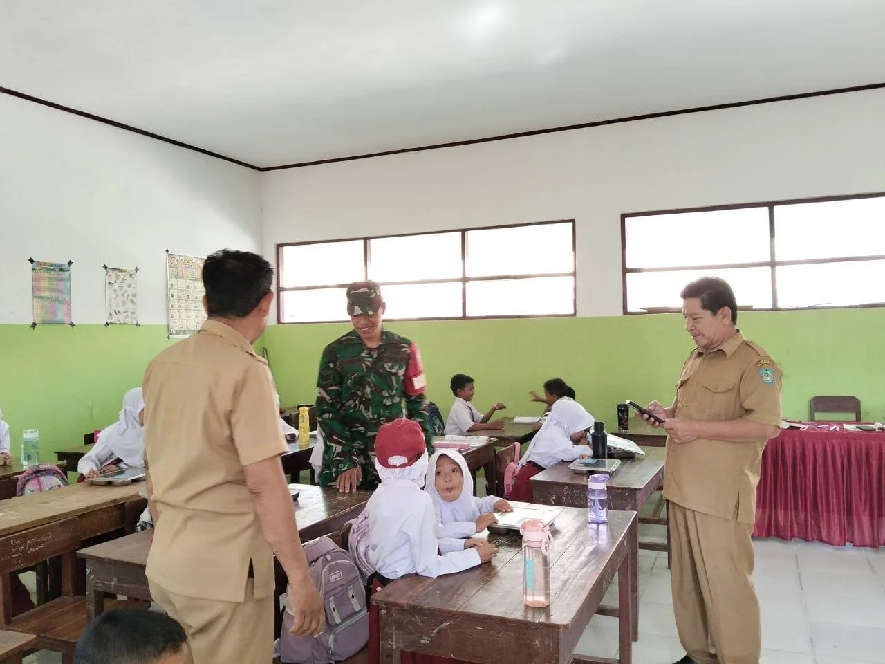 Babinsa Kawal Ketat Pendistribusian Makanan Bergizi Gratis di Gowa