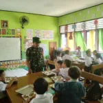Pastikan Higienis, Babinsa Parangbanoa Dampingi Distribusi MBG Pelajar Gowa