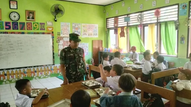 Pastikan Higienis, Babinsa Parangbanoa Dampingi Distribusi MBG Pelajar Gowa