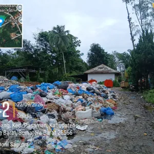 Sampah Menumpuk di Samping Kantor DLH Pasaman Barat. Apakah Ini Contoh yang Diberikan?