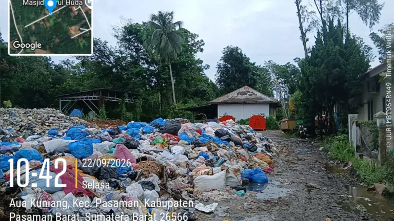 Sampah Menumpuk di Samping Kantor DLH Pasaman Barat. Apakah Ini Contoh yang Diberikan?