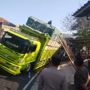 Oleng! Truk Fuso Muatan Triplek Alami Laka Tunggal di Cibatu, Arus Lalin Tersendat