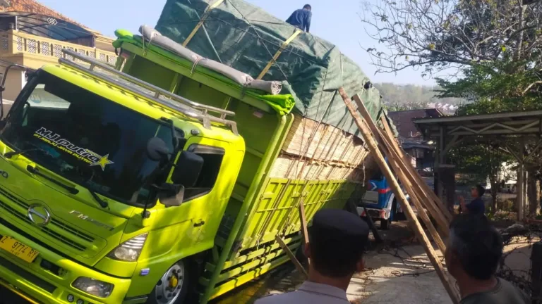 Oleng! Truk Fuso Muatan Triplek Alami Laka Tunggal di Cibatu, Arus Lalin Tersendat