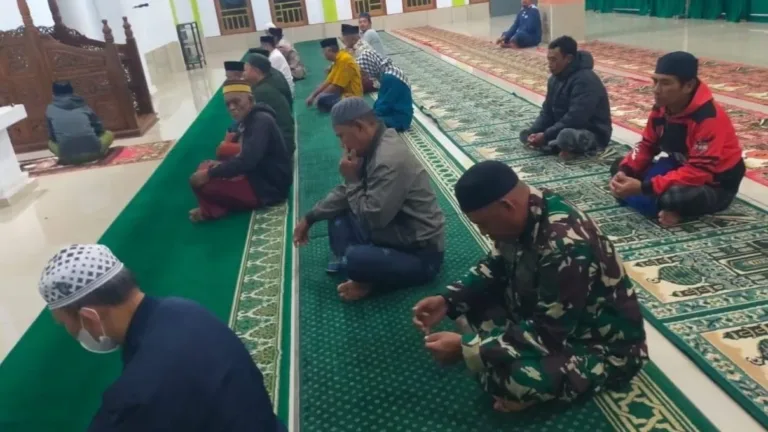 Hangatkan Suasana Pagi, Babinsa Koramil 1409-07/Tompobulu Ba’da Subuh Ngobrol Bareng Warga Binaan