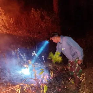 Gerak Cepat Babinsa dan Masyarakat Jinakkan Kebakaran Lahan di Malino Gowa