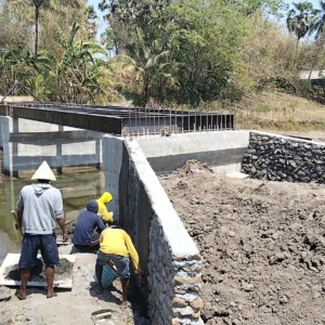 Warga dan Prajurit Bersatu Padu Lanjutkan Pembangunan Jembatan Beton Garuda di Bontonompo Selatan