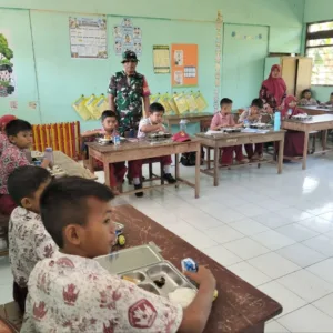 Demi Kelancaran Program Nasional, Babinsa Bontonompo Kawal Penyaluran MBG