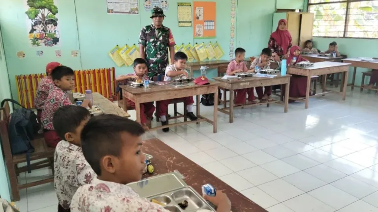 Demi Kelancaran Program Nasional, Babinsa Bontonompo Kawal Penyaluran MBG