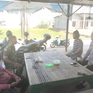Sinergi Babinsa dan Bhabinkamtibmas Komsos Bersama Warga Bahas Kewaspadaan Musim Kemarau