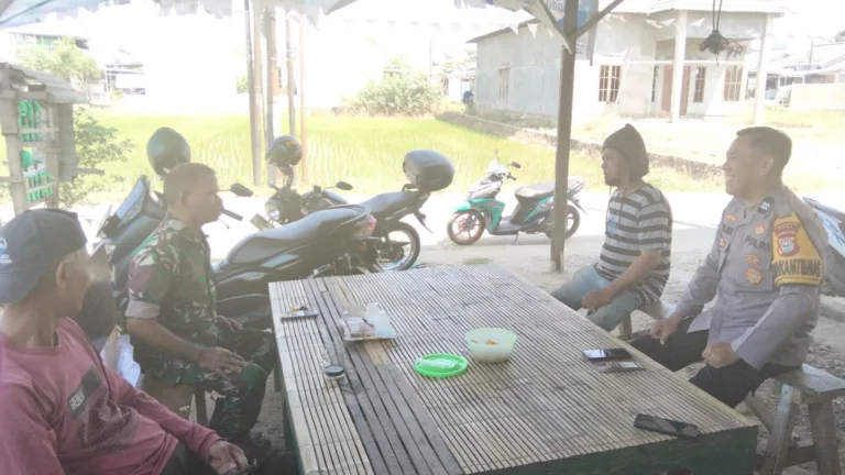 Sinergi Babinsa dan Bhabinkamtibmas Komsos Bersama Warga Bahas Kewaspadaan Musim Kemarau