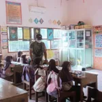 Babinsa Kelurahan Mataallo Dampingi Langsung Distribusi Gizi SPPG Bajeng 1