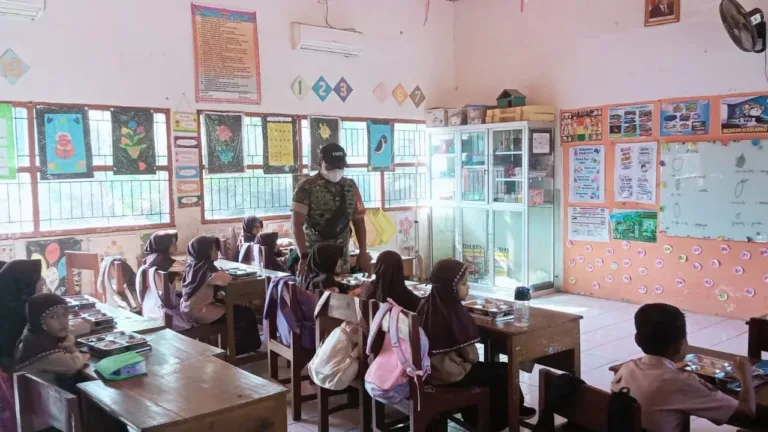 Babinsa Kelurahan Mataallo Dampingi Langsung Distribusi Gizi SPPG Bajeng 1