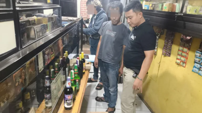 Sikat Miras! Polres Garut Amankan Puluhan Botol di Tarogong Kaler