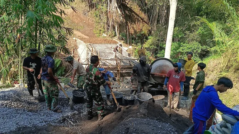 Kolaborasi Apik TNI dan Warga Gowa di Lokasi Sungai Ere Pucca