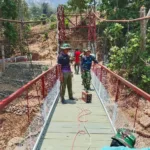 Jelang Rampung, Gotong Royong TNI dan Warga Gowa Tuntaskan Tahap Akhir Jembatan Gantung Buakkang