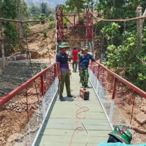 Jelang Rampung, Gotong Royong TNI dan Warga Gowa Tuntaskan Tahap Akhir Jembatan Gantung Buakkang