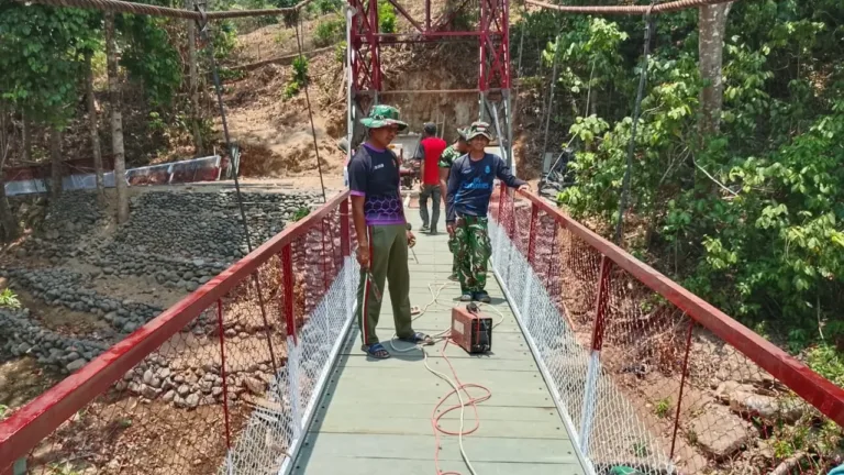 Jelang Rampung, Gotong Royong TNI dan Warga Gowa Tuntaskan Tahap Akhir Jembatan Gantung Buakkang
