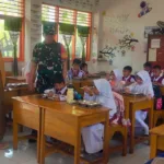Babinsa Desa Maradekaya Kawal Ketat Distribusi 2.925 Porsi Gizi SPPG Bajeng Panciro 02