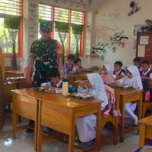 Babinsa Desa Maradekaya Kawal Ketat Distribusi 2.925 Porsi Gizi SPPG Bajeng Panciro 02
