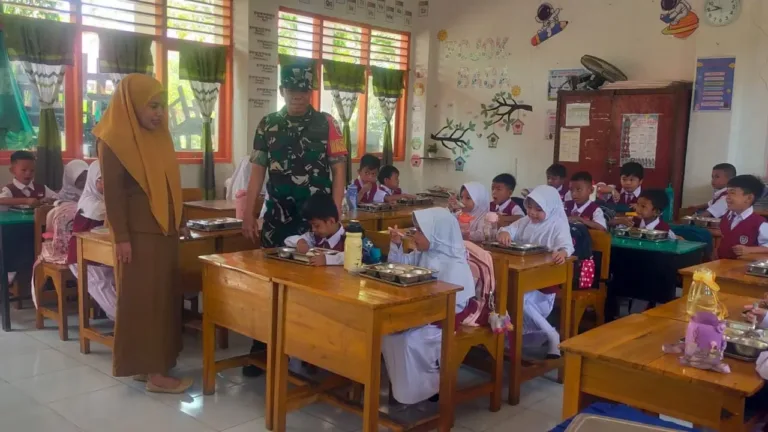 Babinsa Desa Maradekaya Kawal Ketat Distribusi 2.925 Porsi Gizi SPPG Bajeng Panciro 02