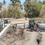 Kemanunggalan TNI-Rakyat Nyata dalam Pengerjaan Jembatan Beton Dusun Jatia
