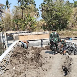Kemanunggalan TNI-Rakyat Nyata dalam Pengerjaan Jembatan Beton Dusun Jatia
