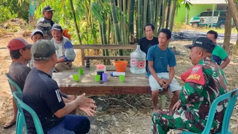 Cegah Kebakaran dan Jaga Keamanan Lingkungan, Pemdes dan Babinsa Kalebarembeng Gelar Komsos