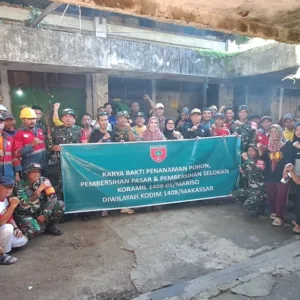 Koramil 1408-05/Mariso Gelar Karya Bakti Bersihkan Pasar dan Selokan di Kelurahan Tamarunang