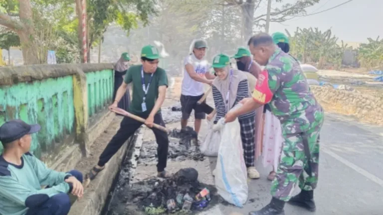 Kerja Bakti Bersama Warga Kelurahan Mawang, Babinsa Hadir Teguh di Tengah Masyarakat