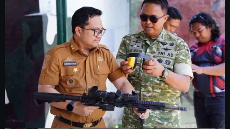 Sinergi TNI dan Pemkab Gowa, Dandim Dampingi Wabup dalam Latihan Menembak