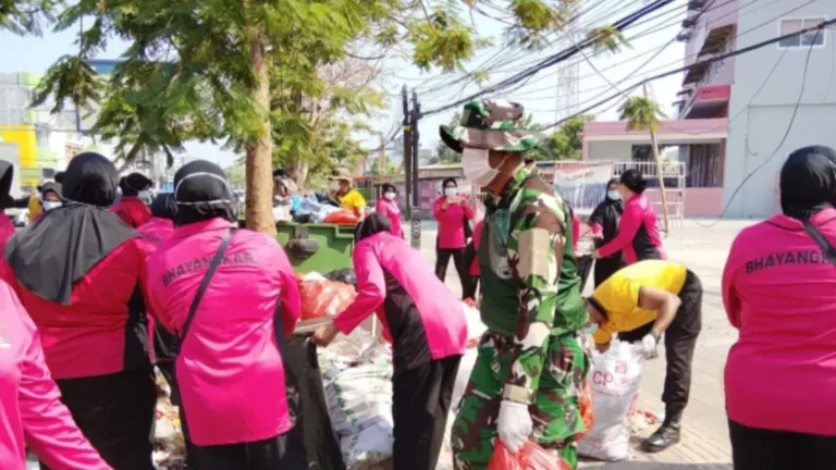 Kodim 1409/Gowa–Polri Bersatu Bersama Masyarakat Gelar Gerakan Peduli Sampah di Gowa