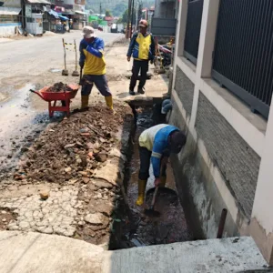 Pahlawan Kebersihan Selalu Siap Kapanpun Demi Masyarakat, Normalisasi Selokan Cegah Banjir di Jalan Raya
