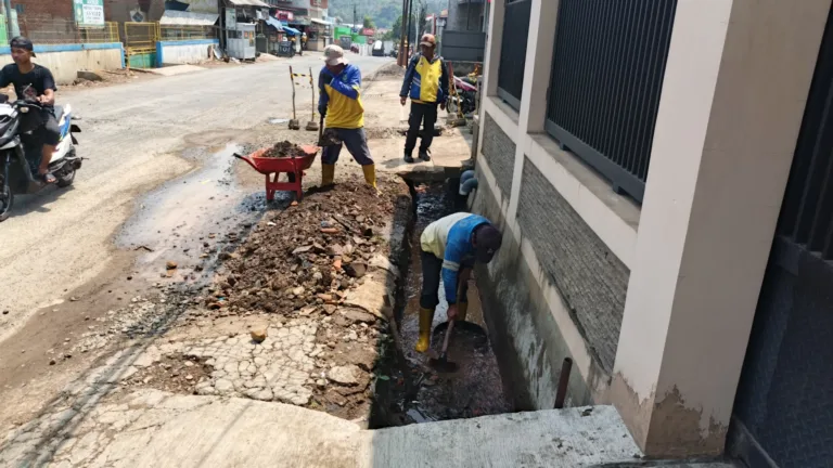 Pahlawan Kebersihan Selalu Siap Kapanpun Demi Masyarakat, Normalisasi Selokan Cegah Banjir di Jalan Raya