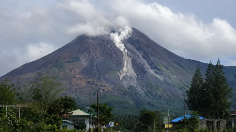 Gunung Sinabung Erupsi Lagi, Kolom Abu Capai 1.000 Meter