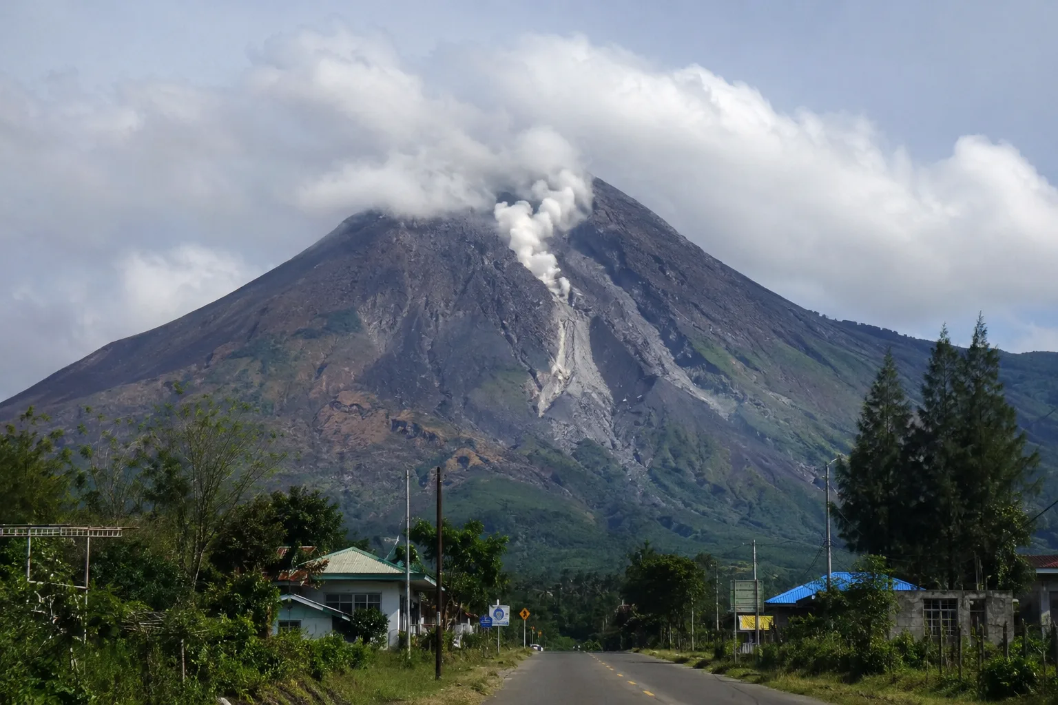 Gunung Sinabung Masih Siaga, Dua Desa di Karo Diungsikan
