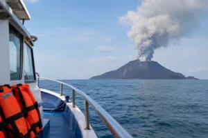 Kapal Wartawan Hilang Kontak Saat Meliput Erupsi Anak Krakatau
