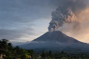 Gunung Semeru Kembali Erupsi, Kolom Abu Capai 1.000 Meter