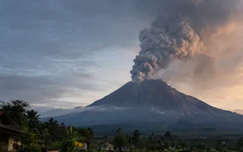 Gunung Semeru Kembali Erupsi, Kolom Abu Capai 1.000 Meter