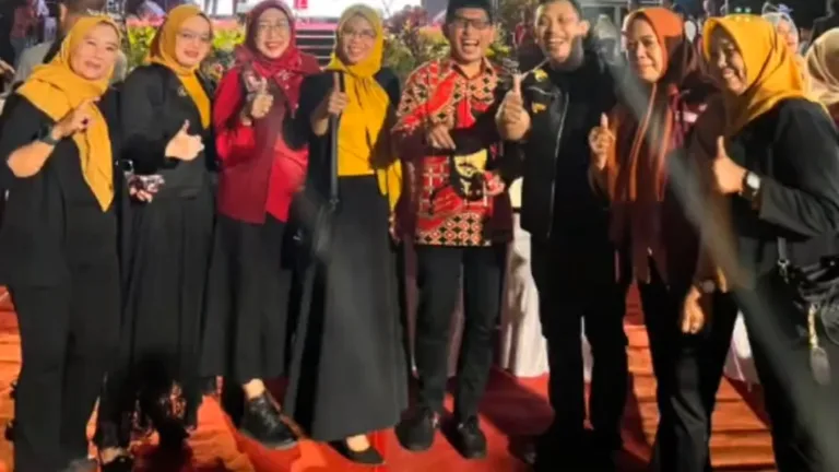 Ketua Srikandi APPI Hj Dwiana, P.A., S.M.,S.H. Bersama Wali Kota Makassar & Forkopimda, Disambut Hangat di Pesta Rakyat Sejumlah Kecamatan Kota Makassar