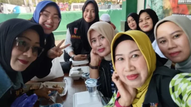 Dukungan Penuh Danramil Bontoala di Jumat Berkah, Koramil 1408-04/Bontoala Bersama Banteng Komando Bagikan Paket Makanan kepada Warga