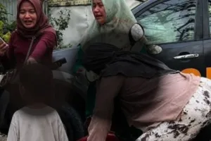 Ibu Meninggal di Atas Motor Saat Hendak Berobat, Si Bungsu Terdiam Menatap Kepergiannya