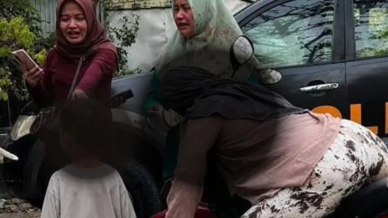 Ibu Meninggal di Atas Motor Saat Hendak Berobat, Si Bungsu Terdiam Menatap Kepergiannya
