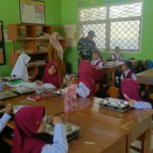 Babinsa Dampingi Penyaluran Makanan Bergizi Gratis untuk 1.354 Penerima di Bajeng Barat