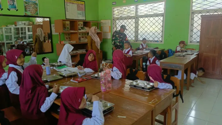 Babinsa Dampingi Penyaluran Makanan Bergizi Gratis untuk 1.354 Penerima di Bajeng Barat