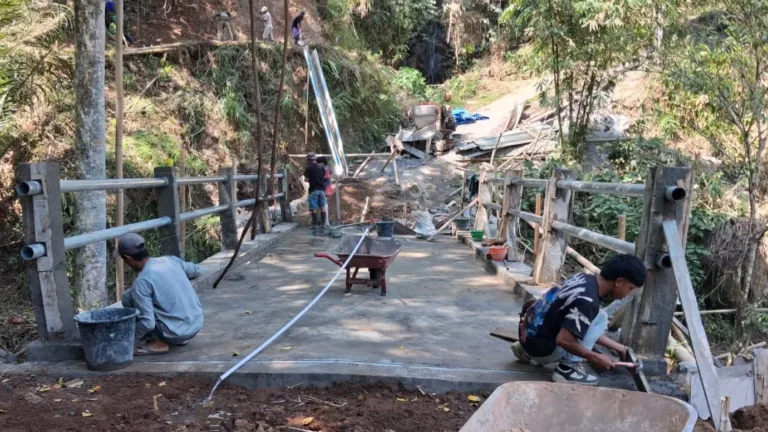 Sinergi TNI dan Masyarakat, Pembangunan Jembatan Beton Tahap VI di Tombolo Pao Capai 82 Persen